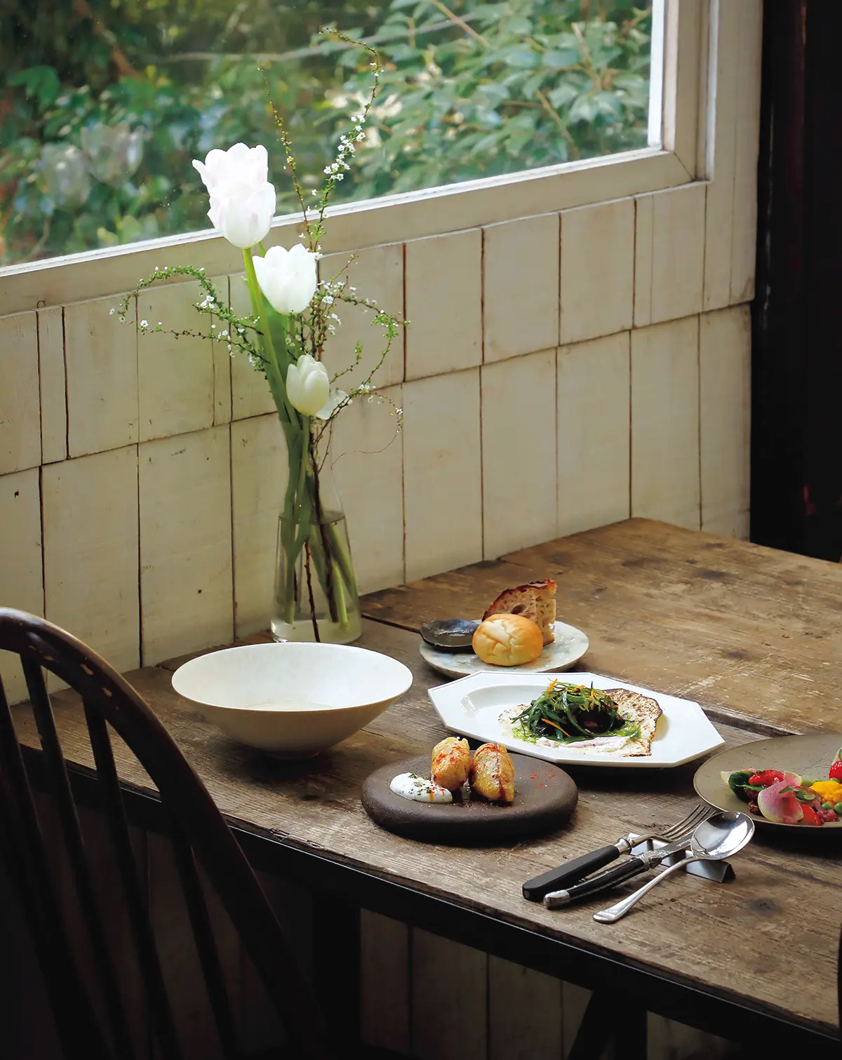 ラ ンチはコース¥3,850のみ。スー プ、パン、前菜3皿、リゾットま たはパスタ、メイン、デザート、 コーヒーが供される