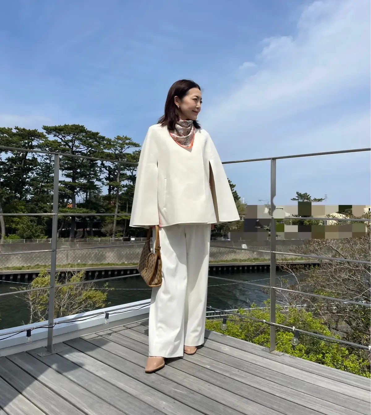 ケープコート　白パンツ　スカーフ　春コーデ
