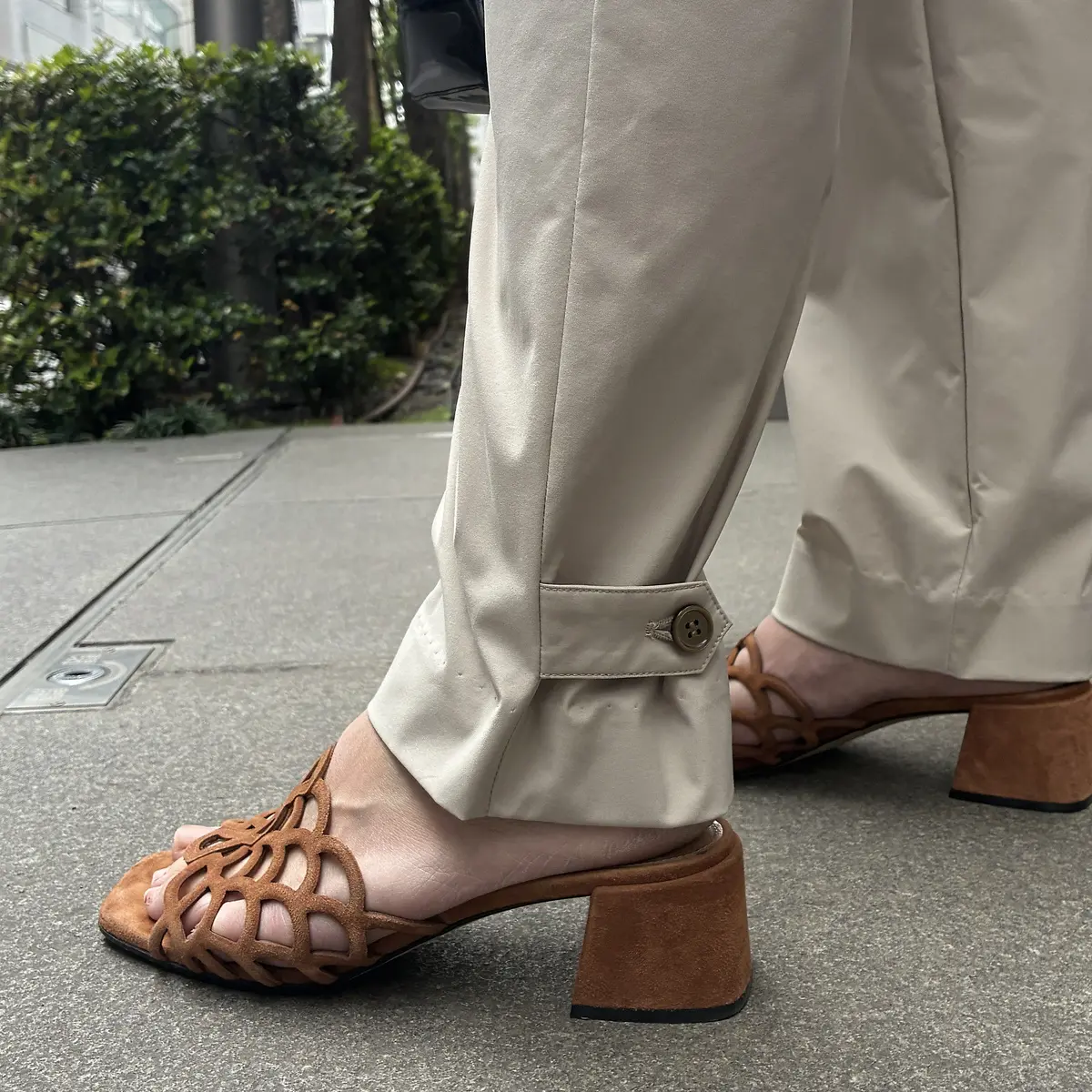 E by eclat 冷感撥水テーパードパンツ ￥20,350の裾アップ