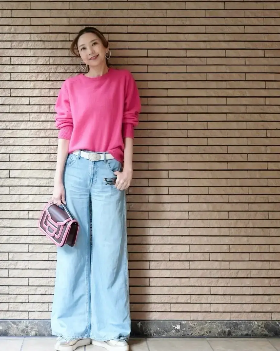 ユニクロ デニムパンツ ピンクのニット　春コーデ