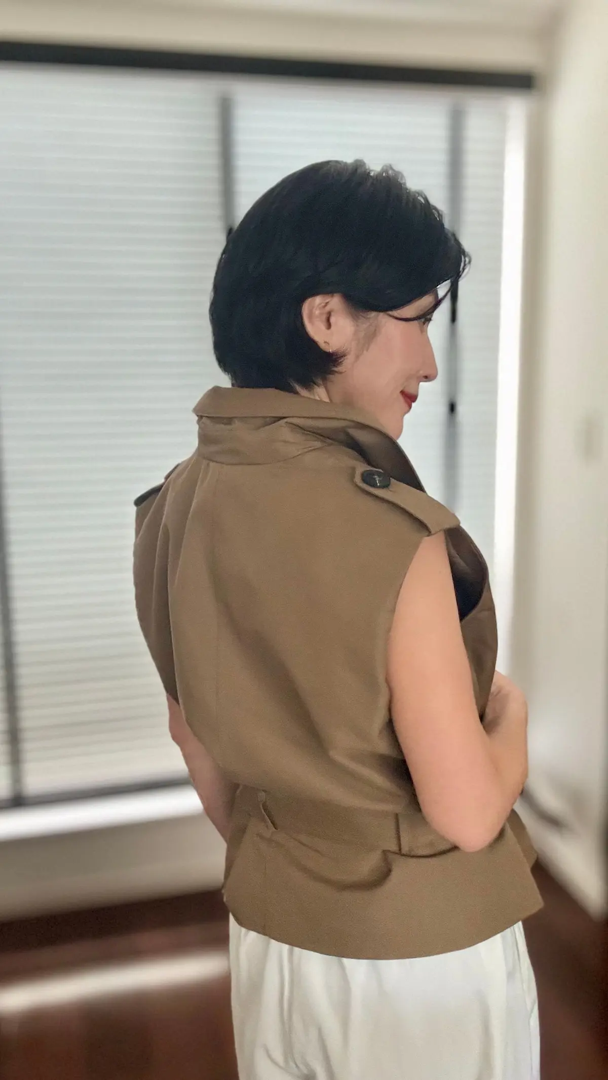 ノースリーブジャケットを着用した後ろ姿