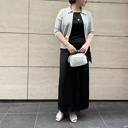 黒に映える、ライトグレーの上品さ