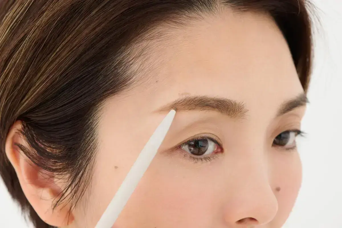 毛が生えていなくて地肌が見える部分、毛の薄い部分をアイブロウペンシルで埋めます。