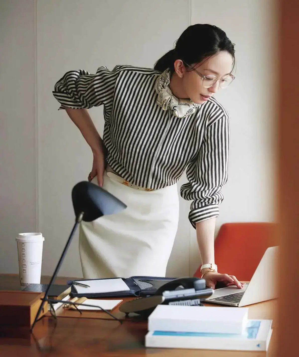 白スカート　ジュエリー感覚で小粋にまとう。首もとに小さなシルクの光沢を