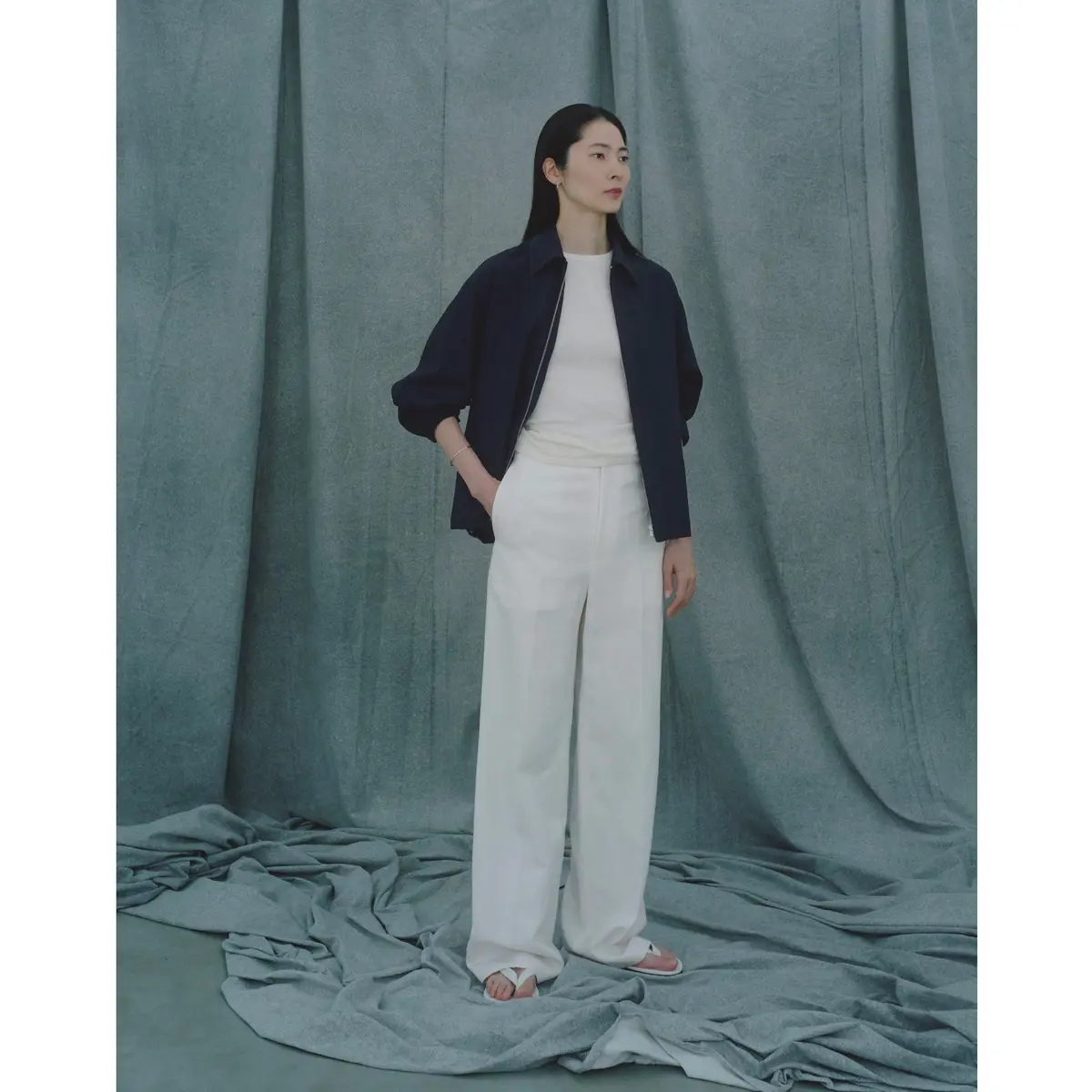 黒ブルゾンに白トップスと白パンツを合わせたコーディネート　モデル・山村紘未