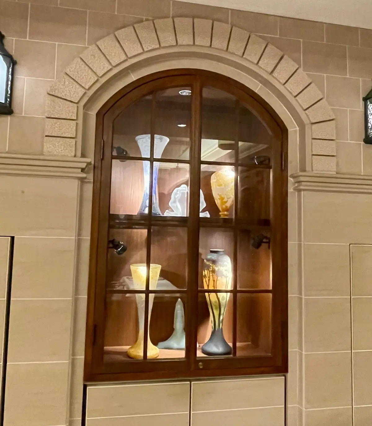 巴里夕顔、銀座、フレンチ、フランス料理、芸術、美術、エミール・ガレアール・ヌーヴォー、内装、芸術品、美術品、アート、店内、エミール・ガレ、アンティーク、作り付けガラス棚、内装、店内