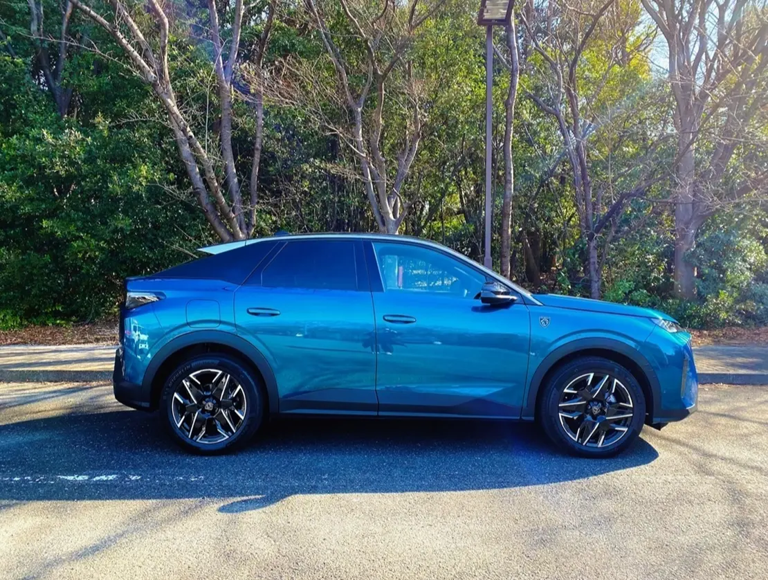 まるも亜希子さんが試乗するプジョー3008　プジョー3008の外観