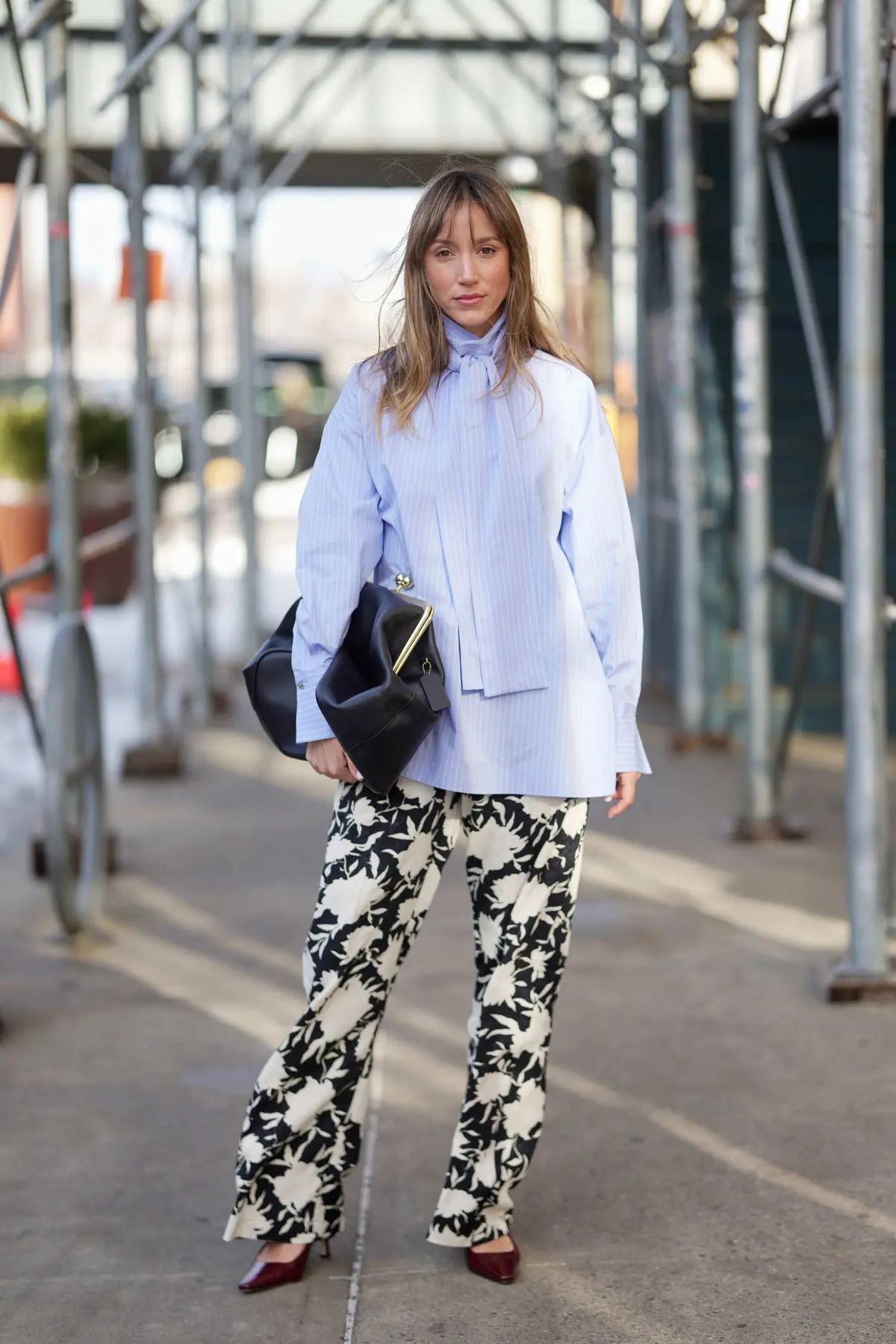 海外ファッションスナップ　ボウタイブラウス　コーデ