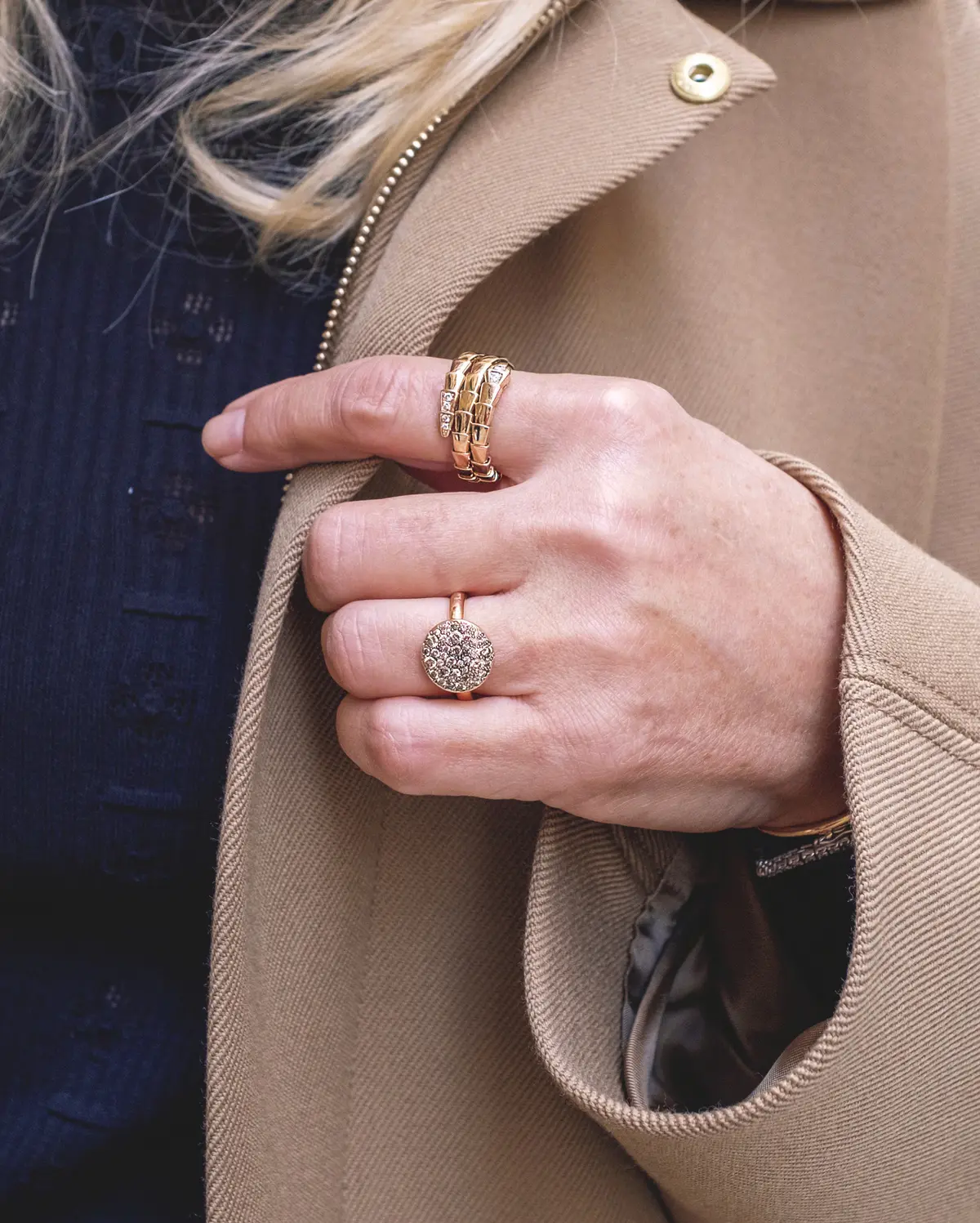 パリ＆ミラノマダムは「ジュエリーの重ねづけ」で存在感と個性を演出【海外ファッションSNAP】ガリア（ファション関係／ミラノ）