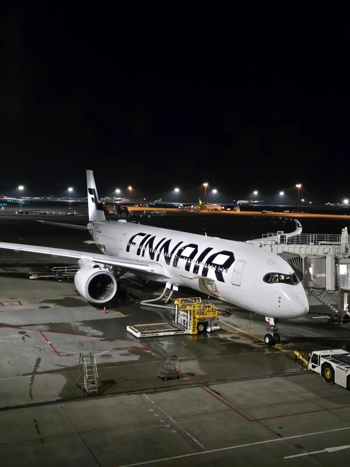 夜の空港に停泊中のフィンエアーの航空機