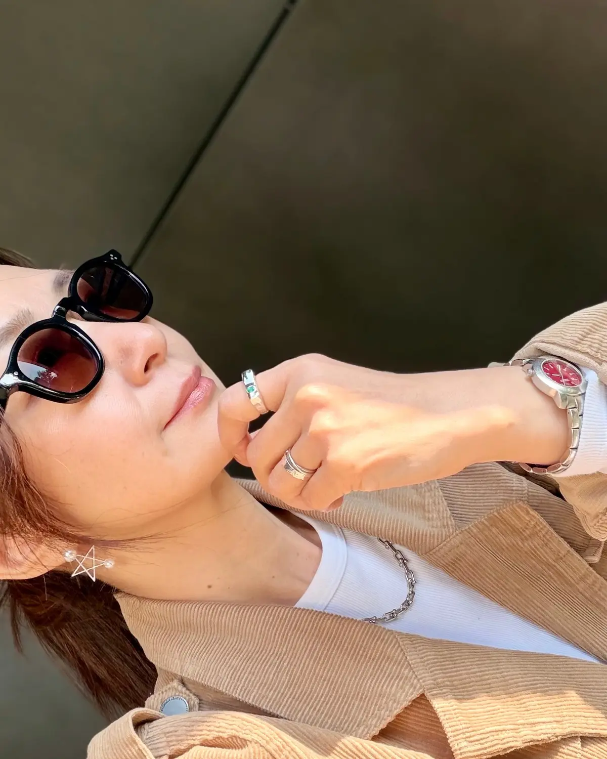 アクセサリーはシルバー系