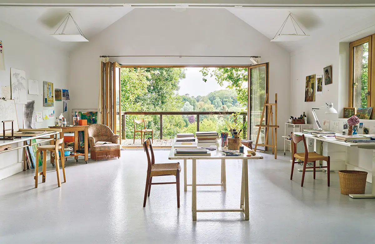 アトリエ内部。ハンス・ウェグナーの椅子