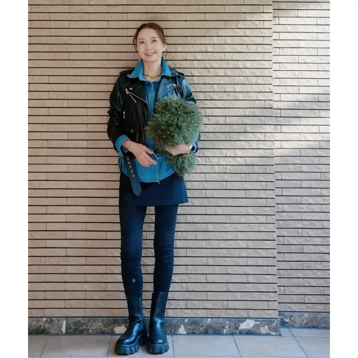 法村麻起子さん　ミニスカートで気になるヒップラインを隠す