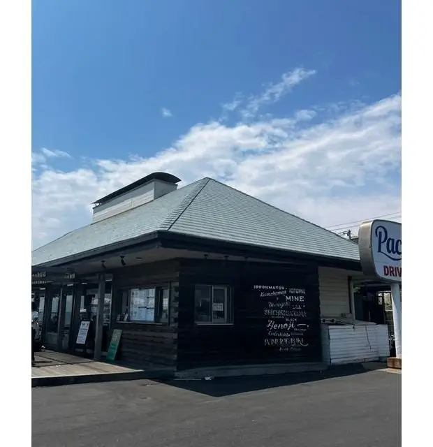 木造のドライブイン店、平屋建ての建物で看板「Pacific Drive」とメニューが記載された黒板が設置されている