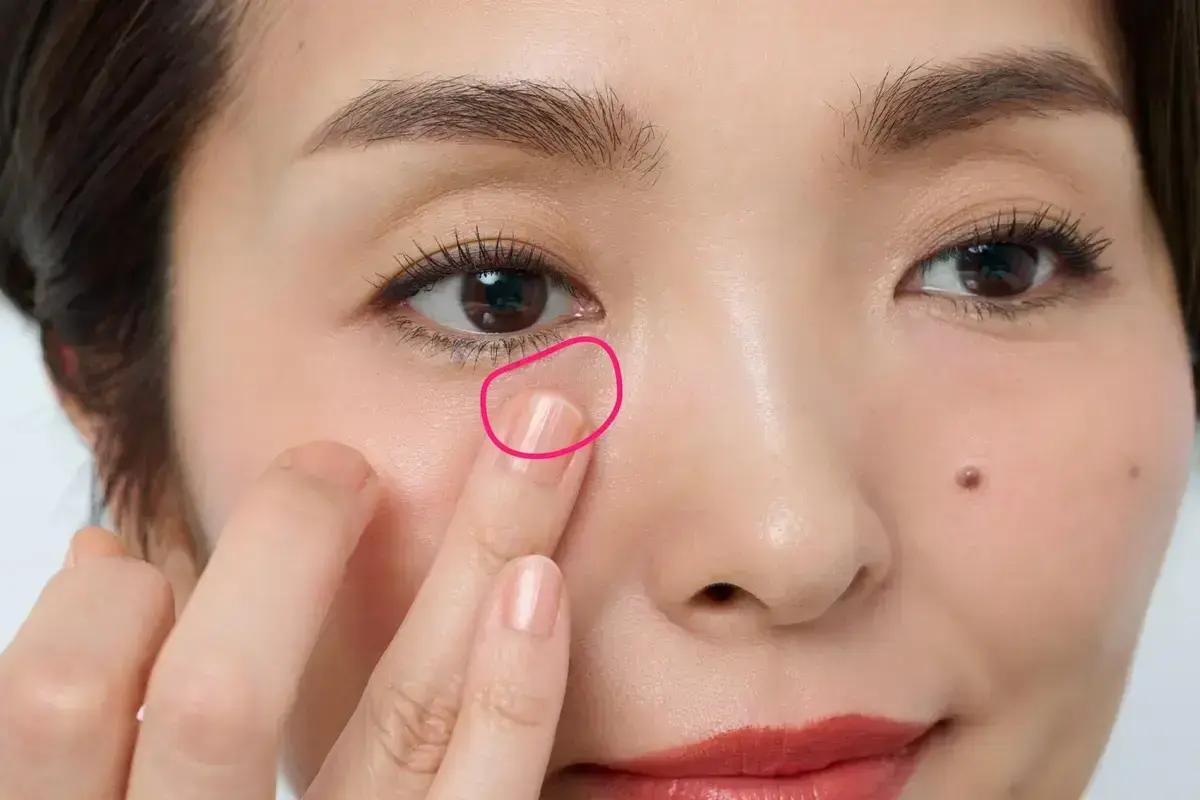 指に残ったチークを目の下にもオン！