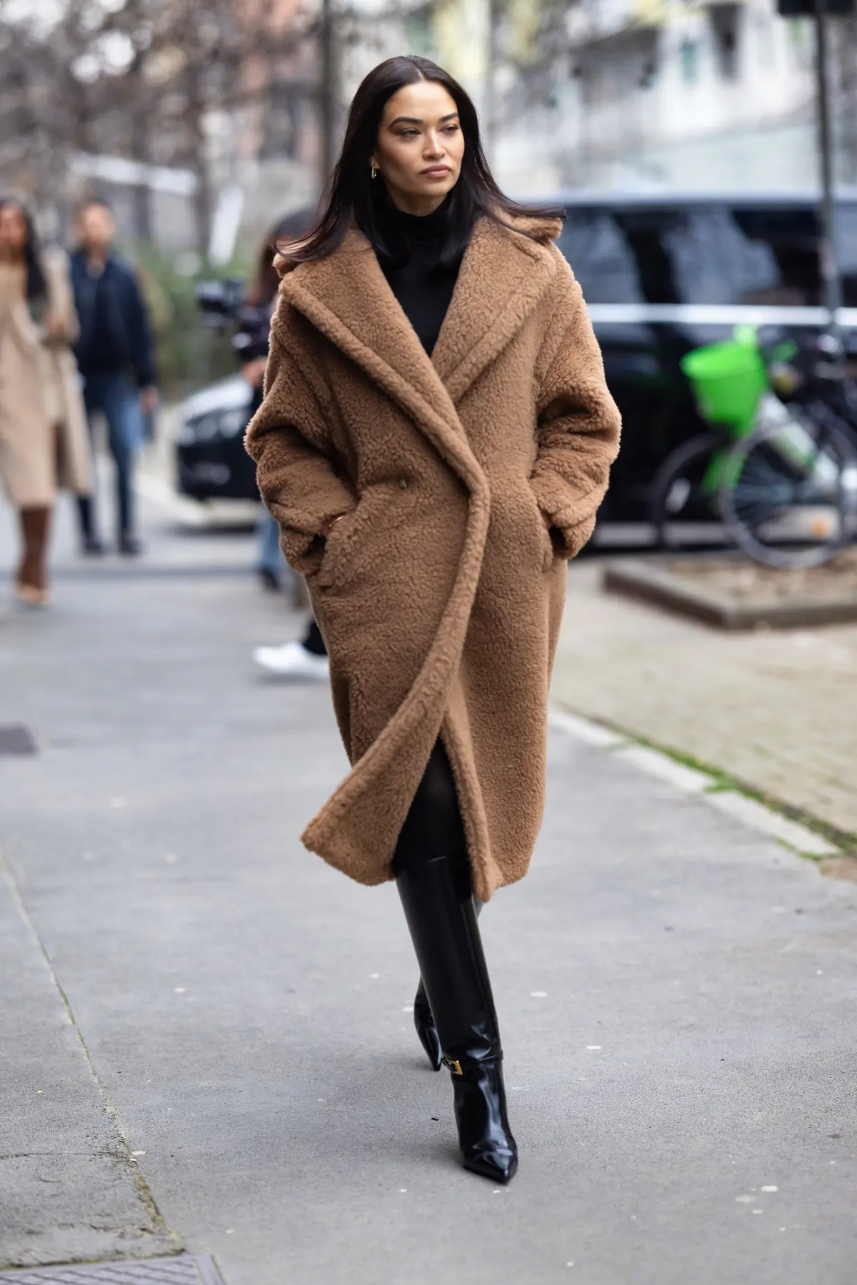 ボアコート 黒のタートルネックニットとロングブーツコーデ 海外ファッションスナップ