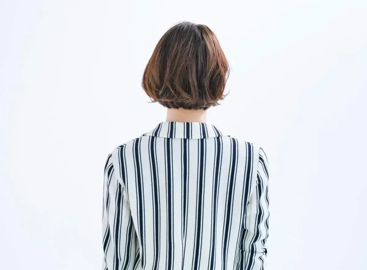 太めのヘアアイロンで毛先をワンカールしヘアオイルで仕上げる