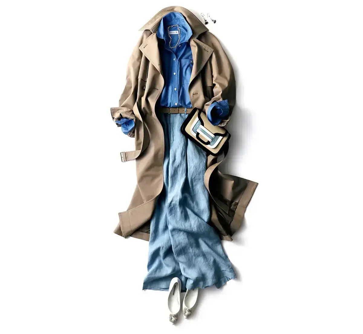 50代　春コーデ　澄んだブルーと、聡明なベージュ。心落ち着く配色で、足どりも軽く！