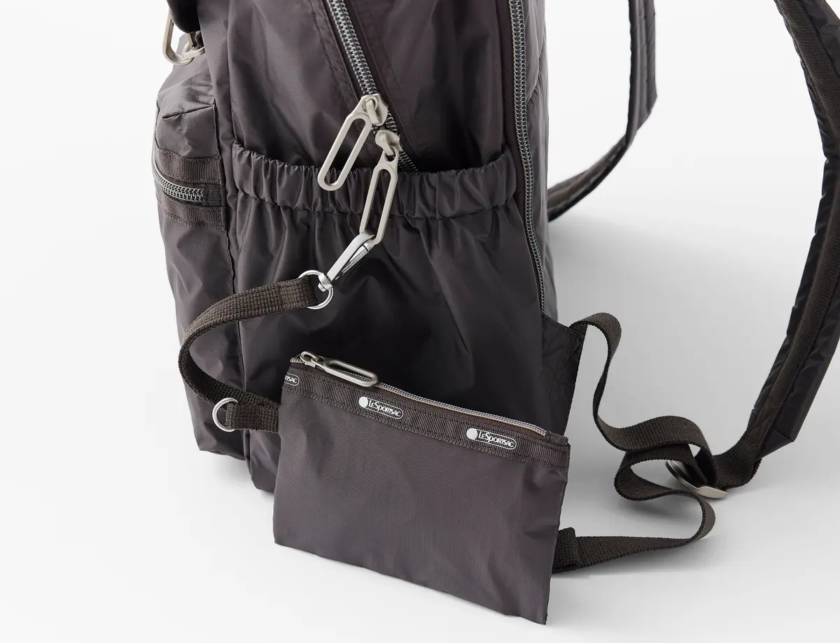 大草直子さんのコラボ　レスポートサックの超軽量シリーズEssential Collection　バッグ　リュック　バックパック　折り畳み傘や水筒などを収納できるサイドのギャザーポケット