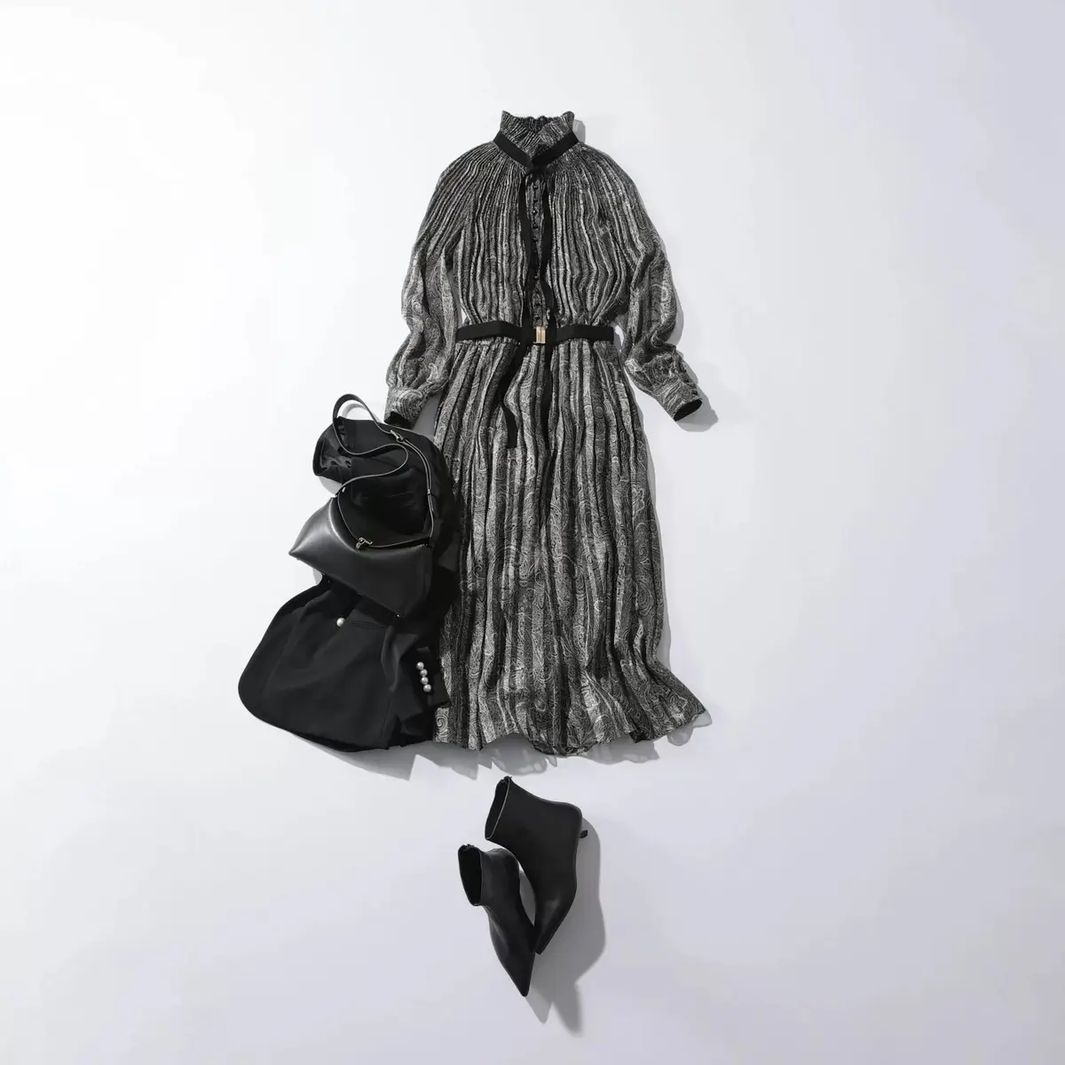 LOOK3  プリーツとペイズリーに彩られたワンピースで 友人のオープニングレセプションへ 