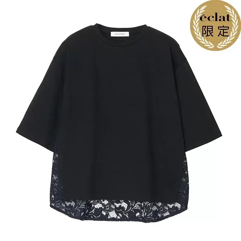 黒色のオーバーサイズTシャツ。裾部分に白ベースの繊細なレースがあしらわれている。クルーネックで、袖はラグラン袖。右肩に「éclat」のロゴマーク。