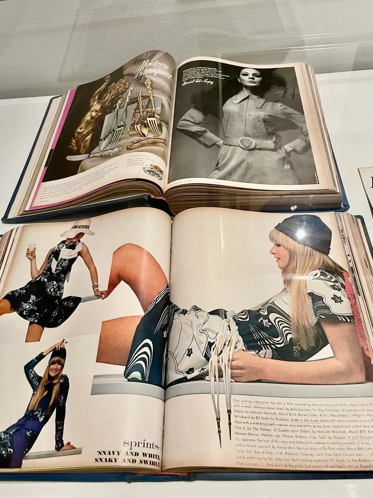 1960年代のファッション雑誌のページ。複数の白黒写真が配置され、モデルが様々な服を着ている。下部には「sprints. NAVY AND WHITE. SNAKY AND SWIRLY」の文字と、サングラスをかけた女性のアップ写真。