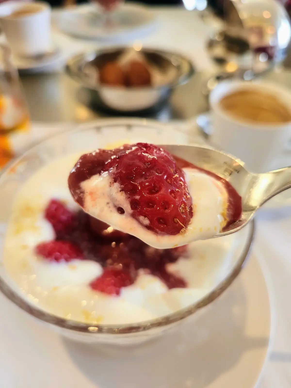 ブノワ、BENOIT 、アラン・デュカス、ビストロ、表参道ランチ、結婚記念日、夫婦時間、苺のクープ、苺スイーツ、パテドカンパーニュ、アルハンブラリング、40代ファッション、季節限定