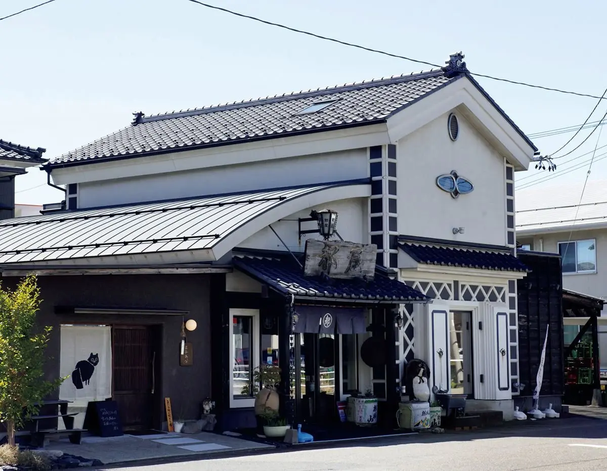 酒屋に隣接。気に入った酒を買って帰ることができる