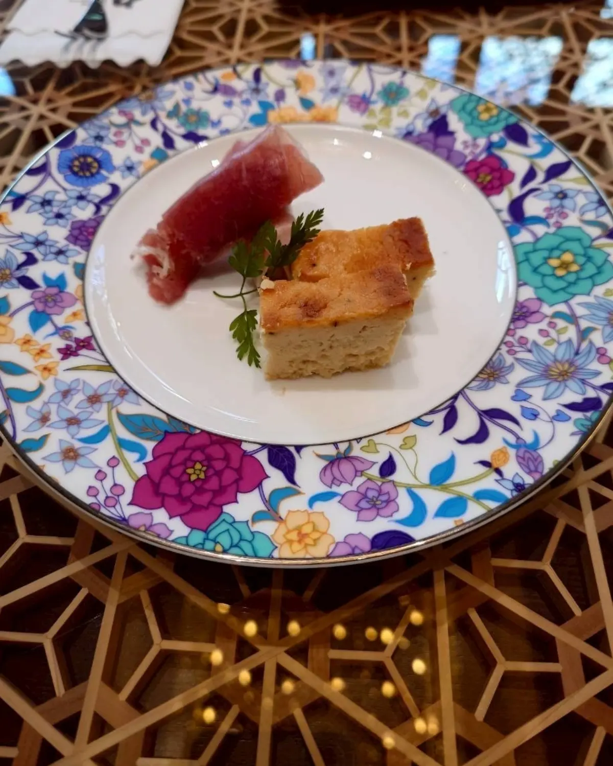 ホテル向瀧でサーブされたおつまみとチーズケーキ