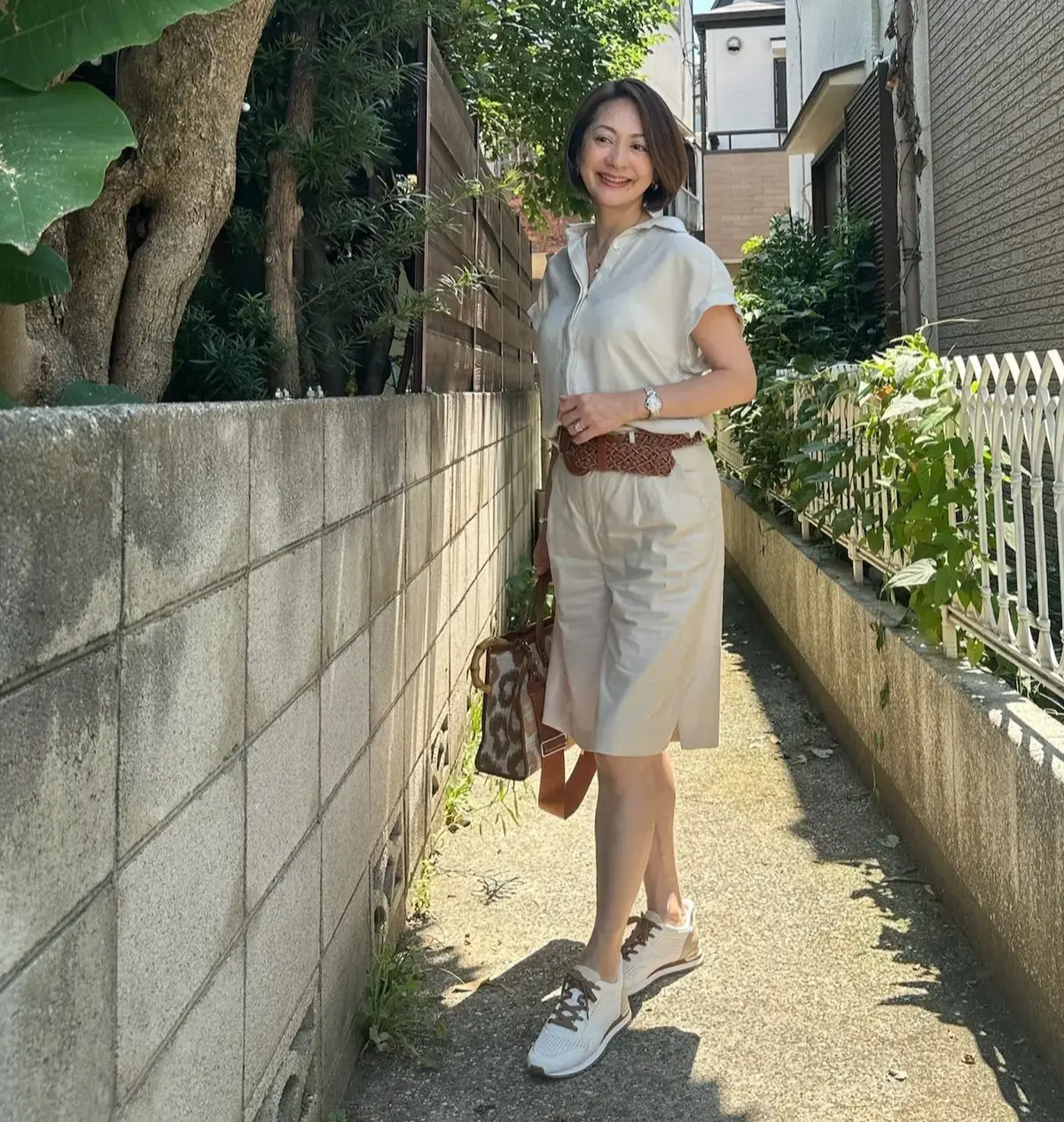 スニーカー　シャツ　ハーフパンツ　夏コーデ