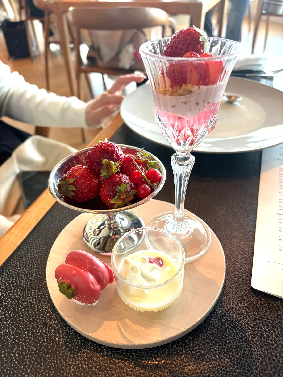 アフタヌーンティー　いちごのアフタヌーンティー　六本木　六本木ヒルズ THE MOON  六本木美術館　Strawberry & Chocolate AfterMOON カフェ スイーツ　ショートヘア　ショートボブ　アラフィフ　