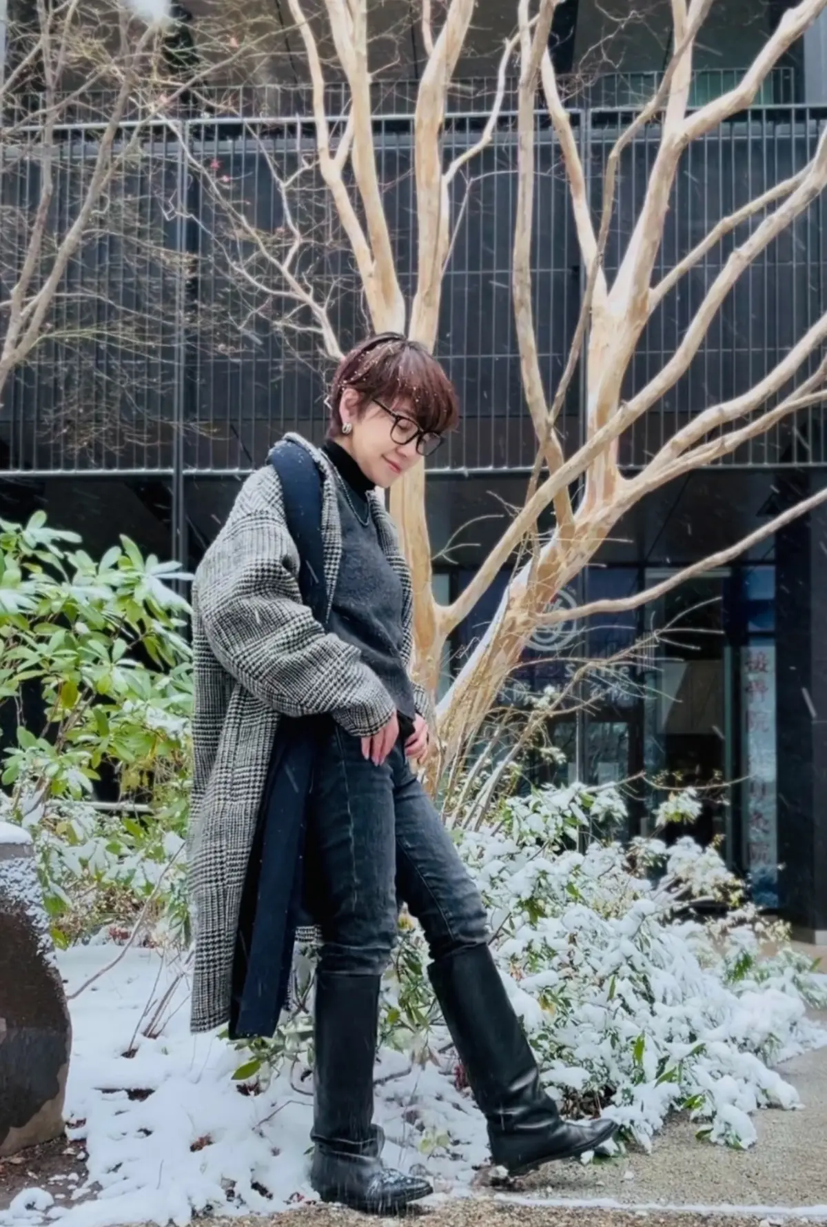 雪の日のチェスターコートの画像_3