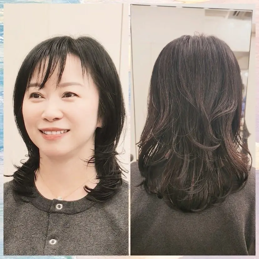 肩くらいの長さのダークブラウンの髪を肩にかける女性。前髪あり、笑顔。後ろ姿はゆるやかなウェーブがかかっている。