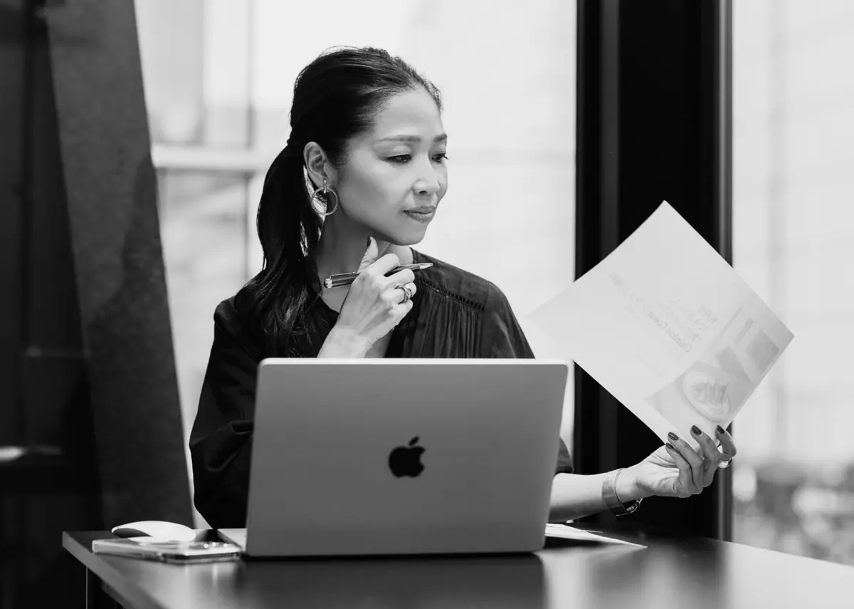 女性起業家　株式会社 BEAT BRAND DESIGN 代表取締役 渡邉和子さん（56歳）　仕事中の写真