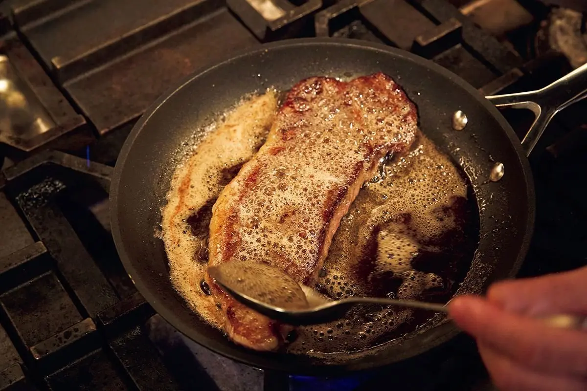 表面に茶色い焼き目がついて香ばしい香りが立ったら裏返して、フライパンに出た脂をスプーンで肉に回しかけながら、約30秒火を入れる。