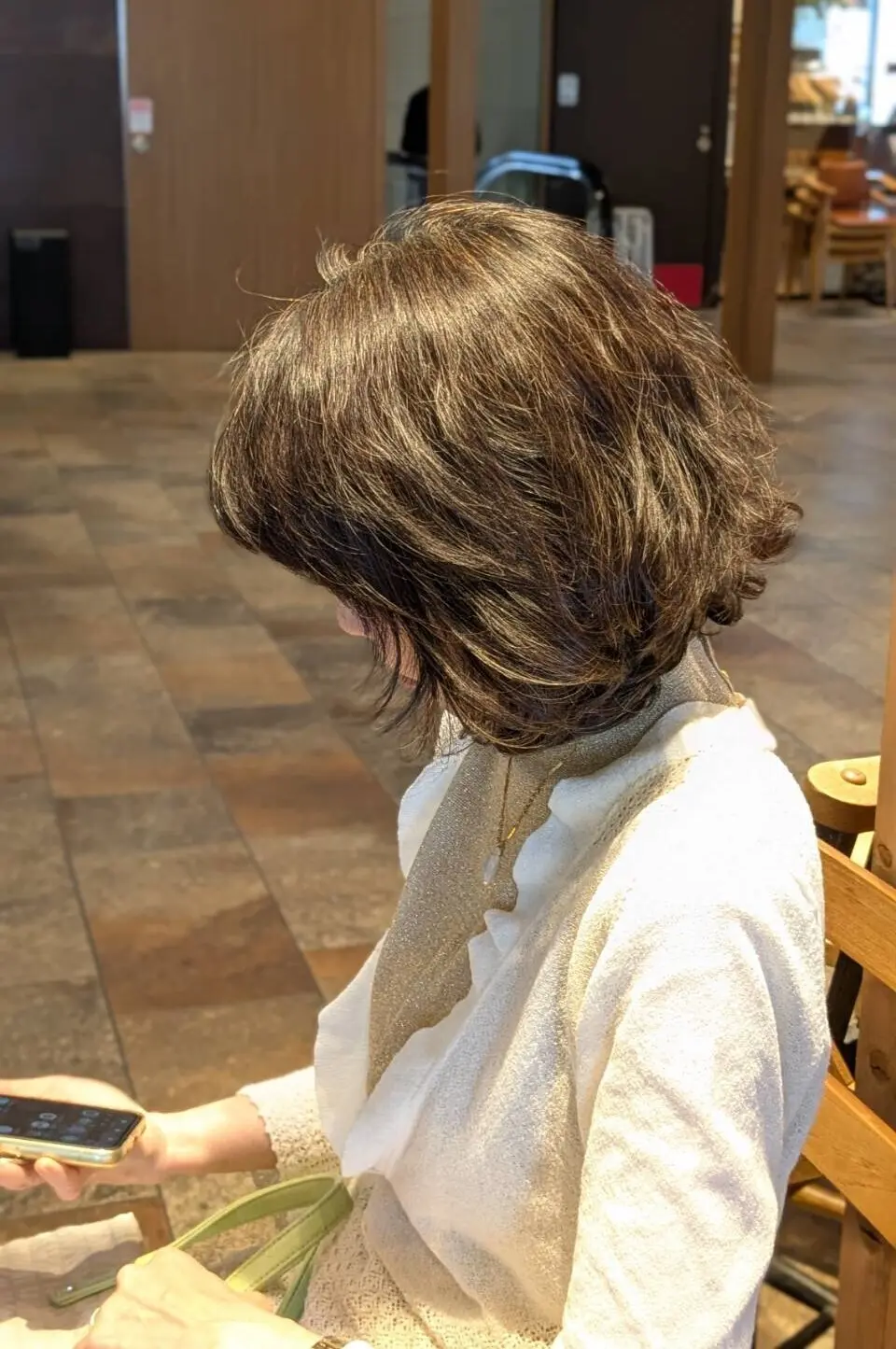 毛先は外ハネスタイルで動きを出します