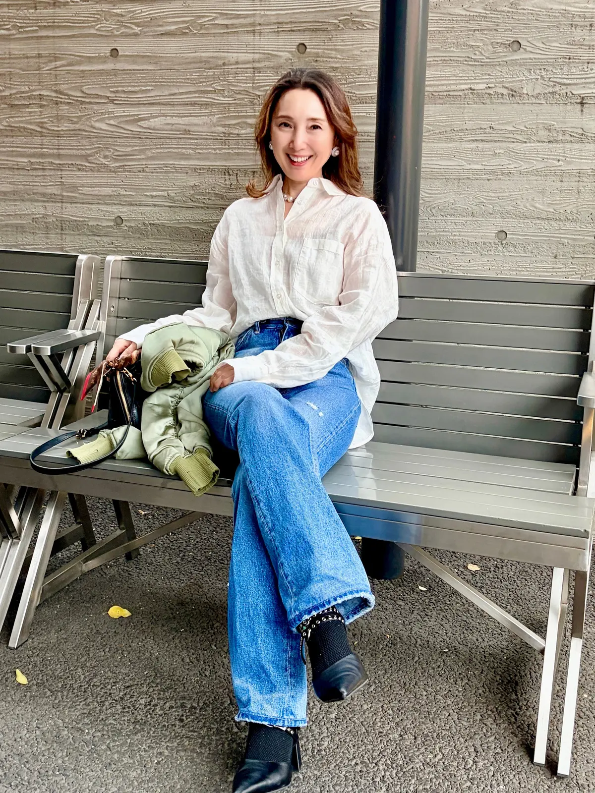 エクラ 華組　倉爪佐和さん　50代　白シャツ　コーデ　全身コーデ