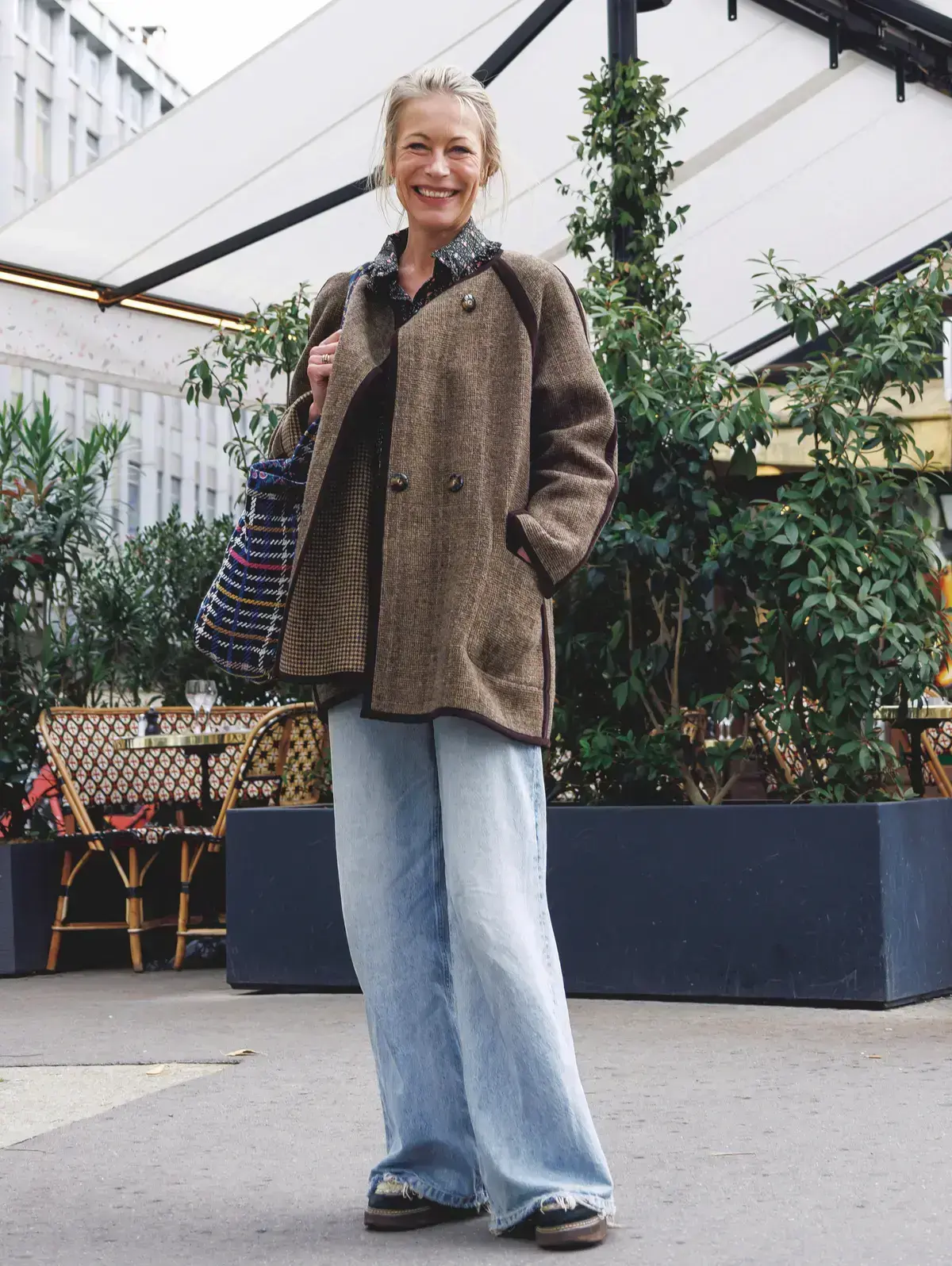 パイピングの効いたショートコート、襟もとにのぞくリバティプリントのブラウス