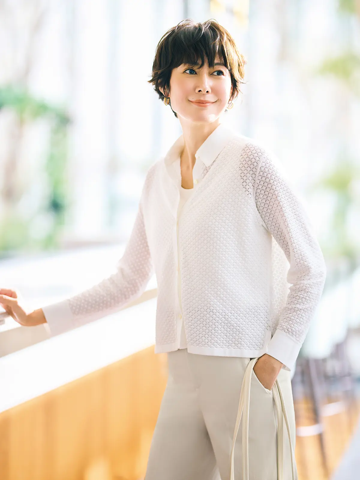 凝ったレース柄のサマーニットでかなえる軽やかな涼感コーディネート