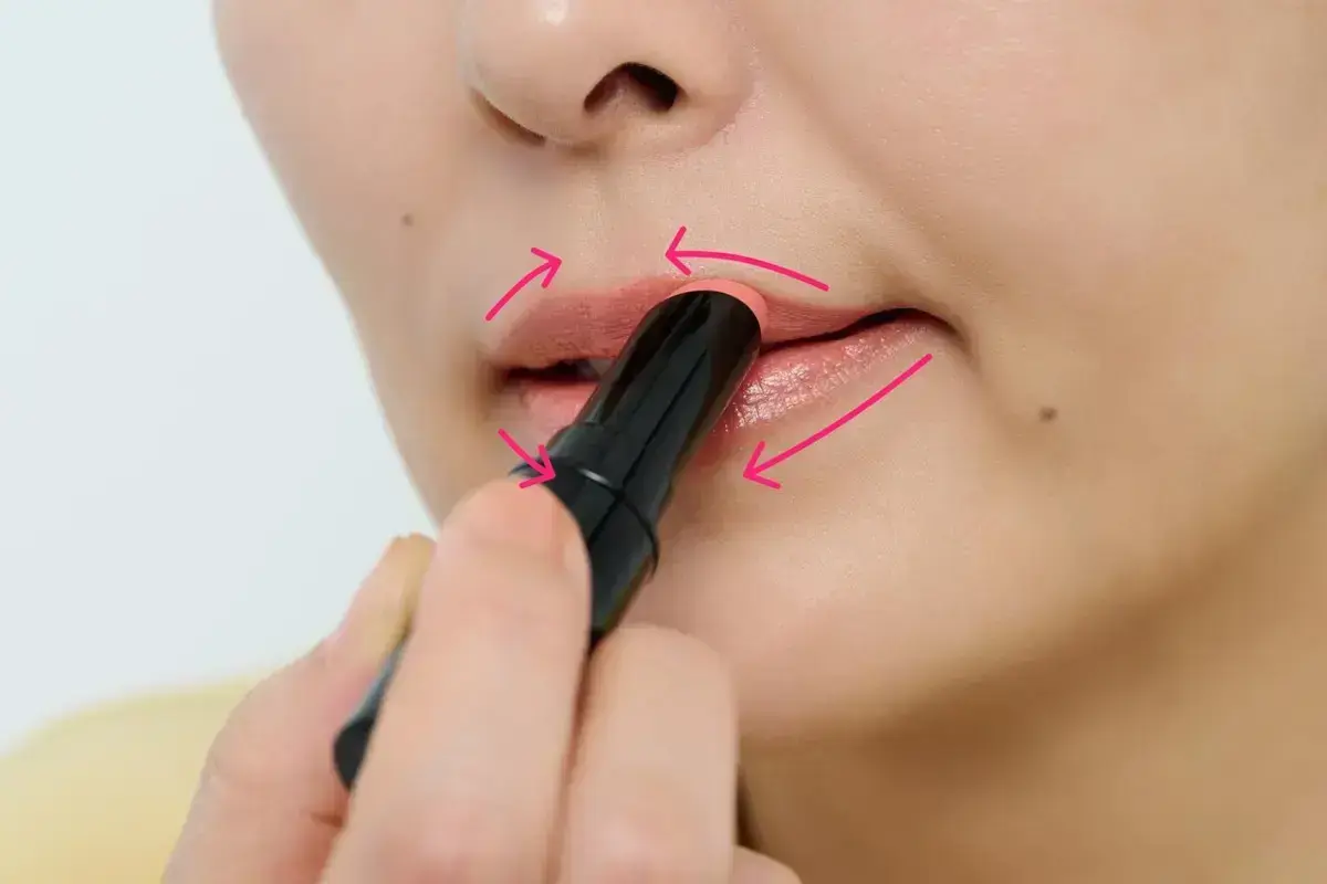 口角から唇中央に向かってリップを塗り、中央は重ね塗りになるように