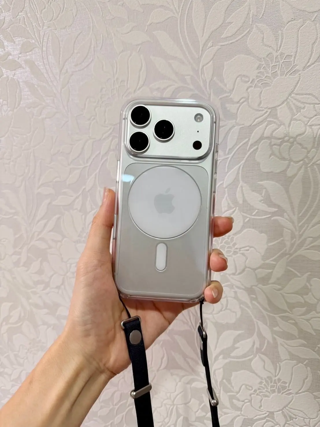 iphone iphone18pro 18pro ガシェット　スマホ　apple アップル　純正ケース　クリアケース　クロスボディストラップ　エルコム　フィルム