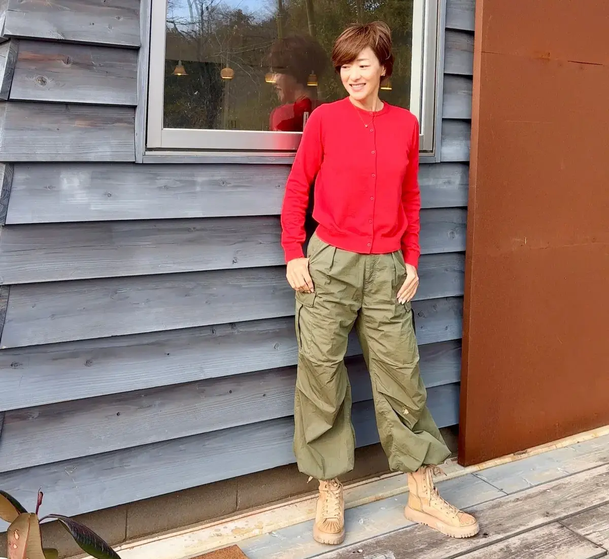 ユニクロの赤カーディガン×カーキパンツコーデ　春コーデ