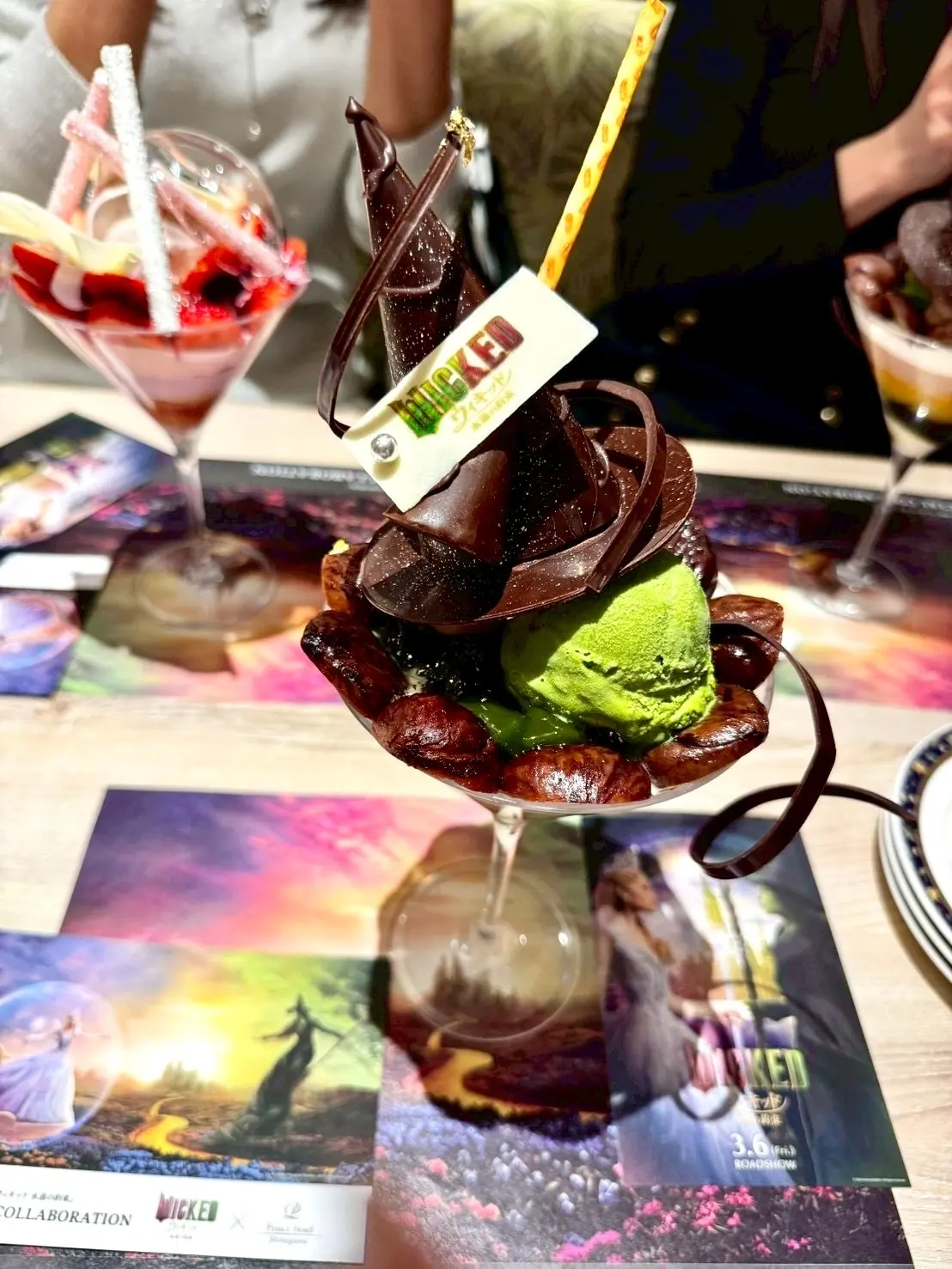 WICKED、WICKED永遠の約束、映画、女子会、品川プリンス、コーヒーラウンジ マウナケア、シルバーアクセサリー、ロングヘア、コラボパフェ、パフェ、苺パフェ、いちごパフェ、チョコレートパフェ、豪華パフェ、美味しいパフェ、スイーツ、デザート、お茶会、女子会、メレンゲ、飴細工、映画のシーン再現、期間限定、お土産、お土産付き、プレゼント、プレゼント付き、ポストカード、ステッカー