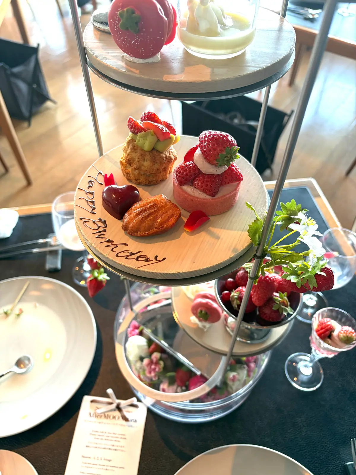 アフタヌーンティー　いちごのアフタヌーンティー　六本木　六本木ヒルズ THE MOON  六本木美術館　Strawberry & Chocolate AfterMOON カフェ スイーツ　ショートヘア　ショートボブ　アラフィフ　