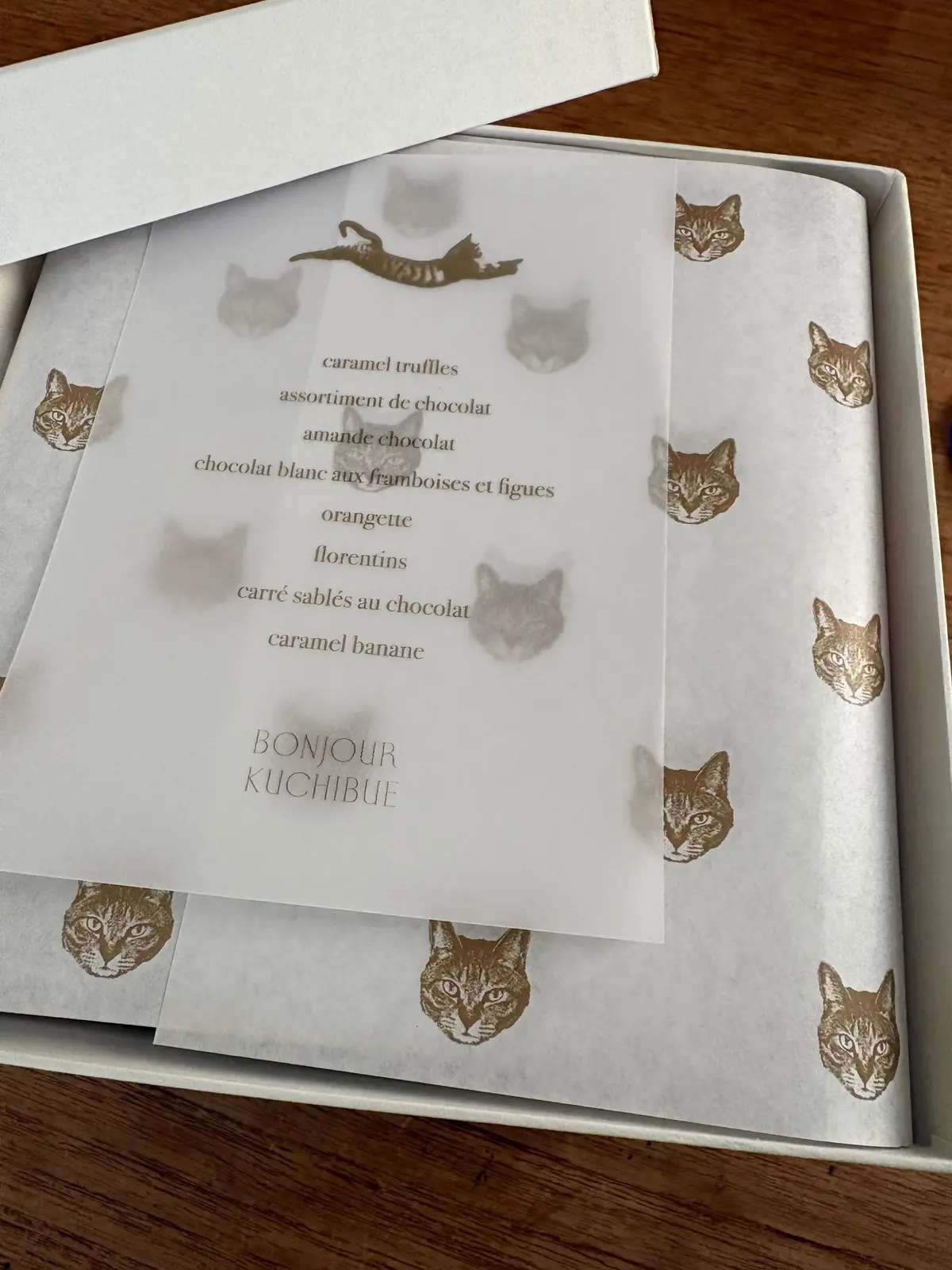 BONJOUR KUCHIBUEのチョコレートBOXを開けた開けたところ　猫の柄の包装紙 エクラ編集部員の偏愛名品