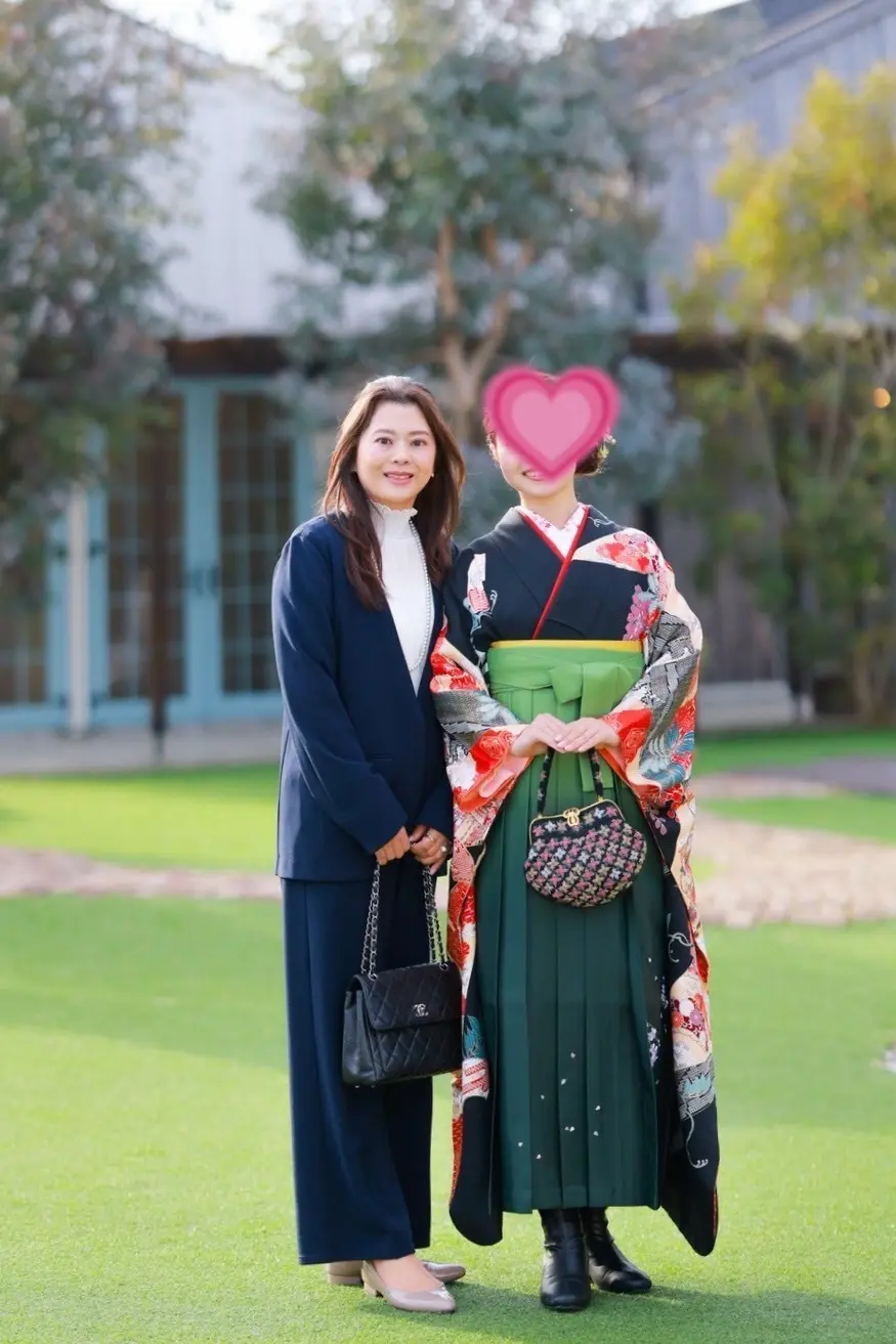 大学卒業式 母コーデ ネイビーパンツスーツ｜袴姿の娘と記念写真