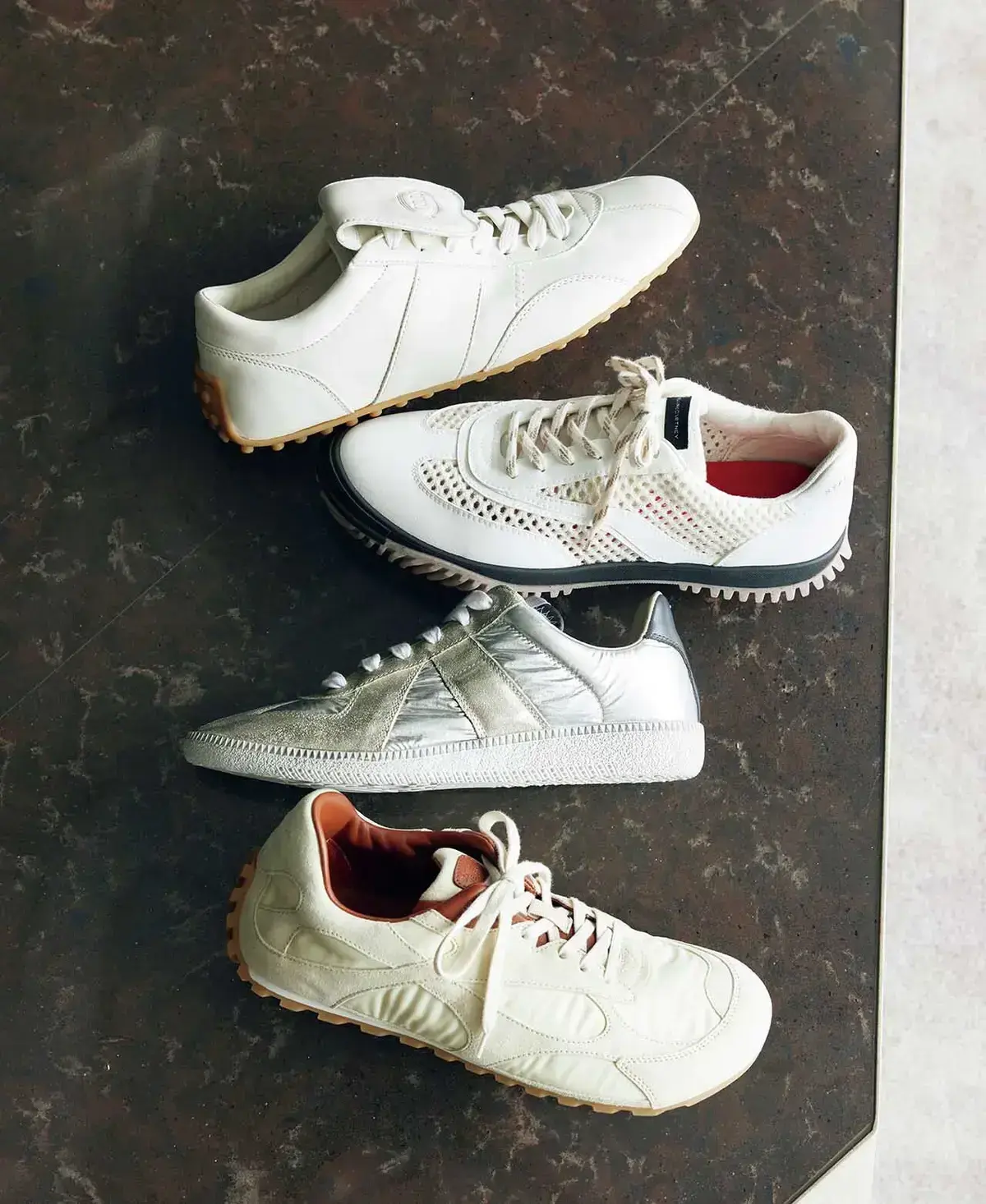 大人の抜け感をつくる「ハイブランドスニーカー」