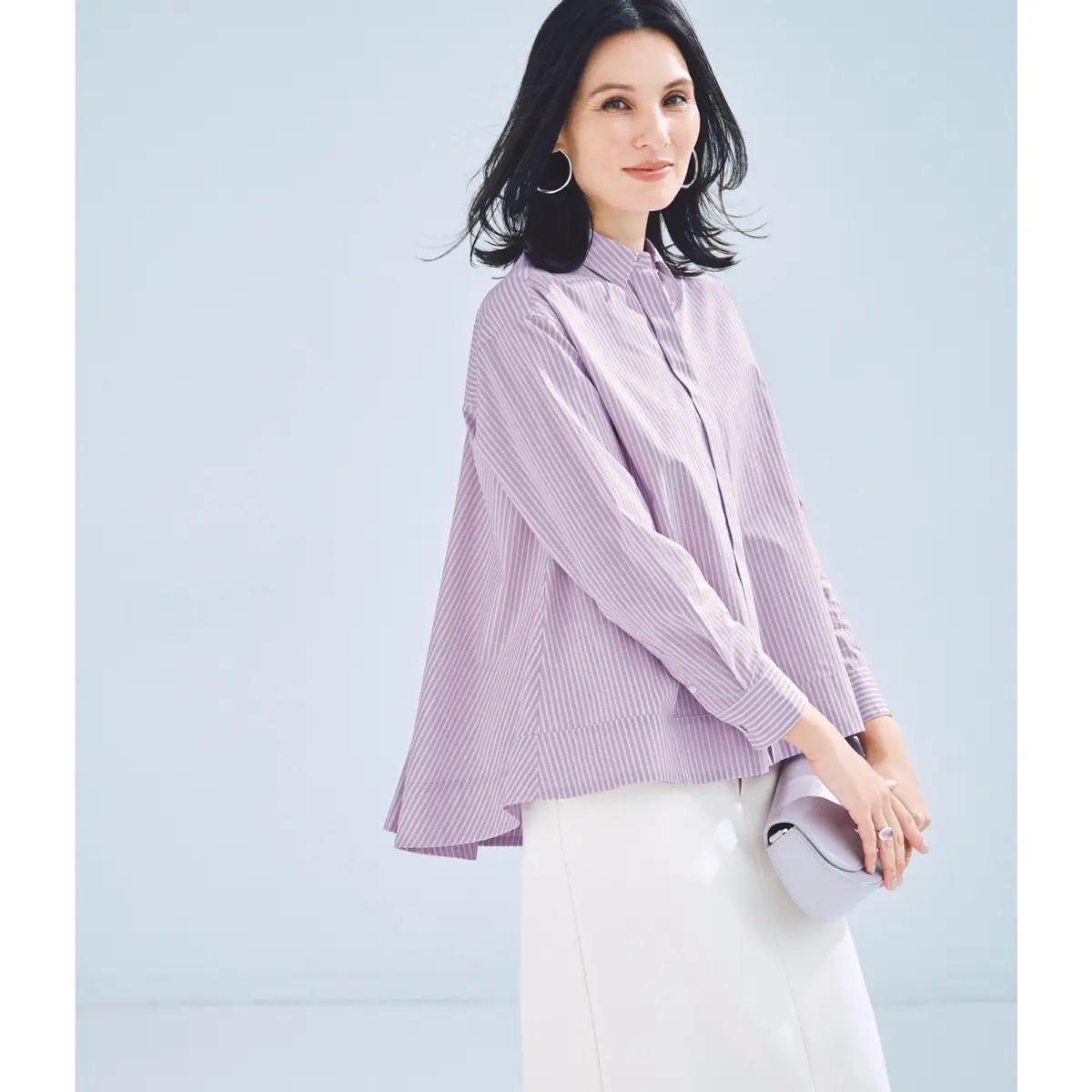 ピンクのストライプシャツに白スカートを合わせたコーディネート　モデル・田沢美亜