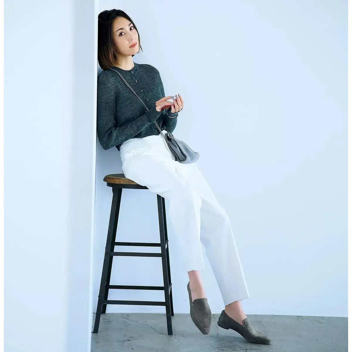 ローファー　白パンツ　春コーデ