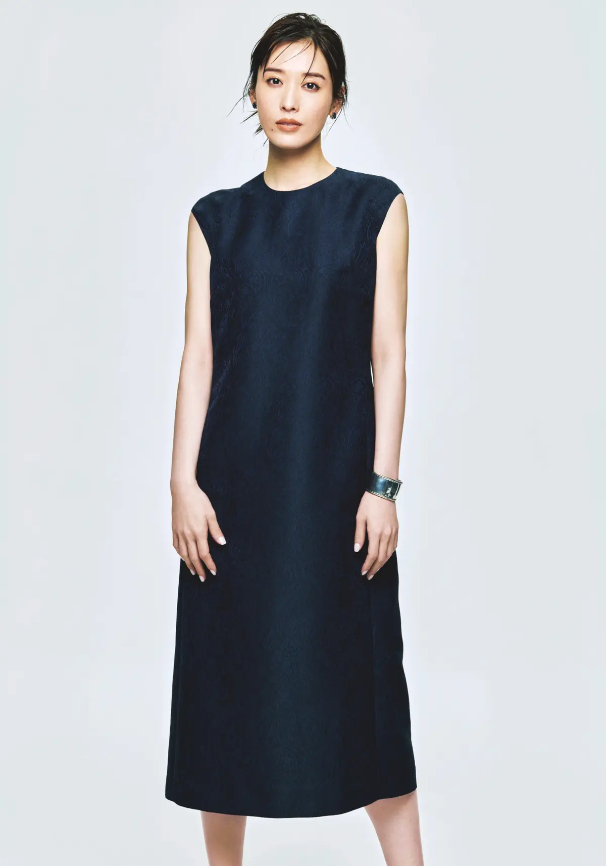 ノーブルなネイビードレスで表現するのはかぐわしい、気高きエレガンス